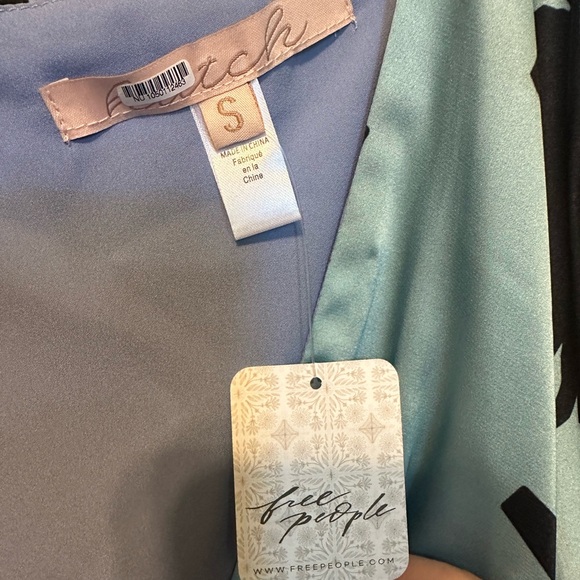 Hutch by free people beautiful flowered wrap top - Picture 2 of 7